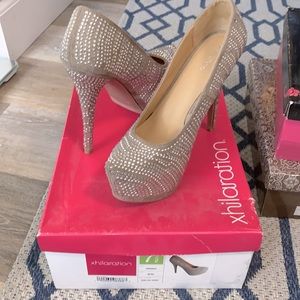 7 1/2 bedazzled pump